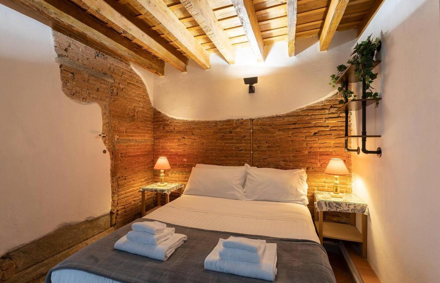 The Ancient Serragli Court * Florencia
